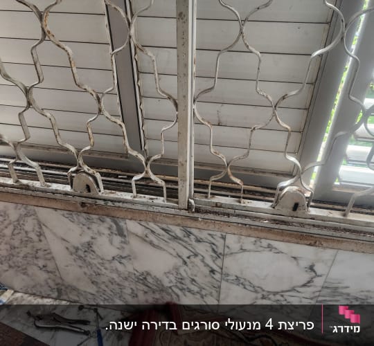 כלי עבודה ומנעול על רקע חלון עם סורגים